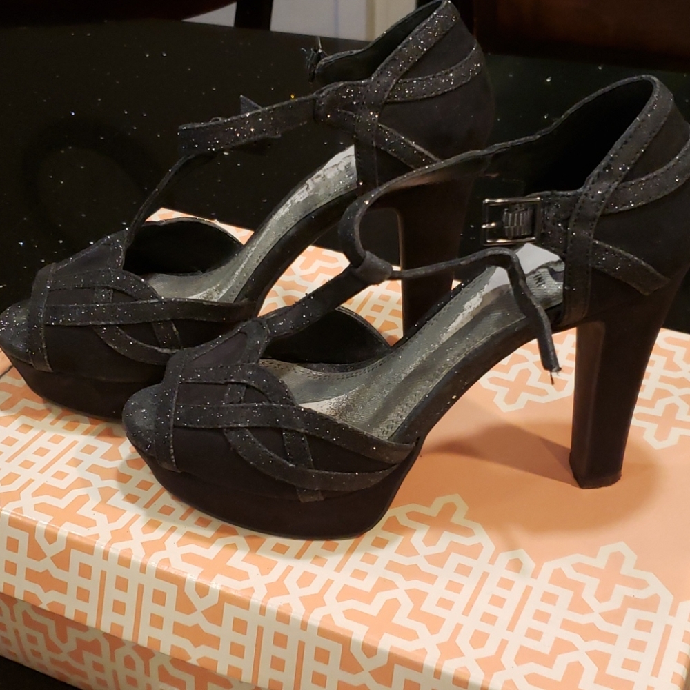 High Heels - Picture 3 of 4